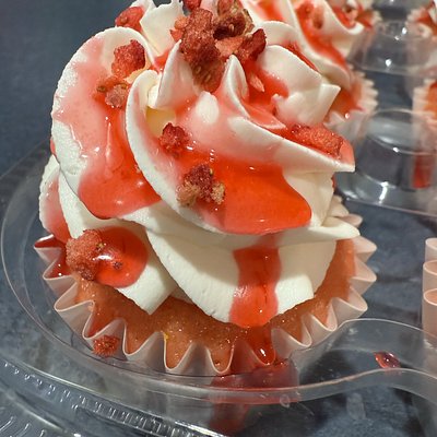 Strawberry Lovers (filled) Cupcakes Half Dozen 