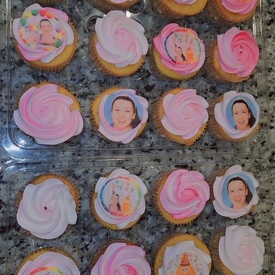 12 Cupcakes 