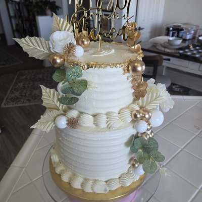 (Special Orders) 2 tier cake (3) 8in Layers (2) 6in Layers feeds 20-30 Pp