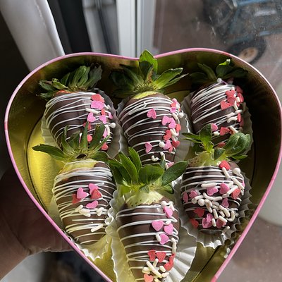6 Chocolate Covered Strawberries 
