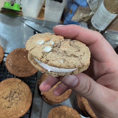 Strawberries & Cream Cookie Sandwiches - 4 Pk