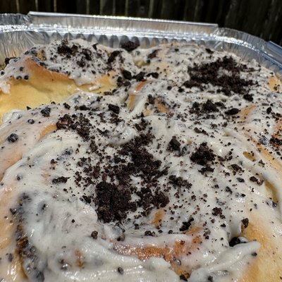 4PK Cookies $ Cream Cinnamon Rolls