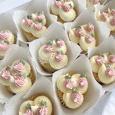 12 Cupcakes