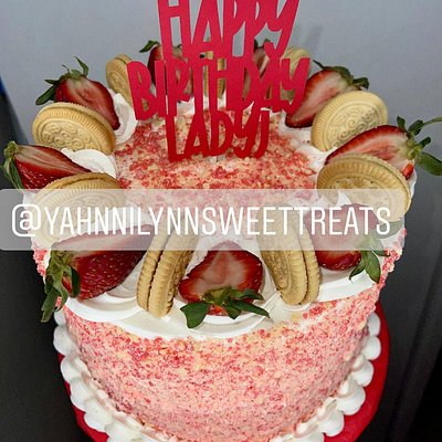 Strawberry Crunch Cake 
