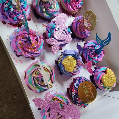 12 Cupcakes With Decor 