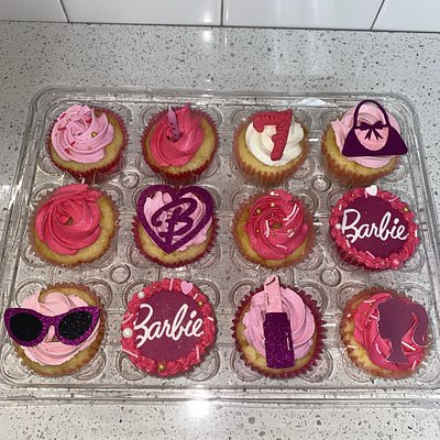 12 Speciality Cupcakes 