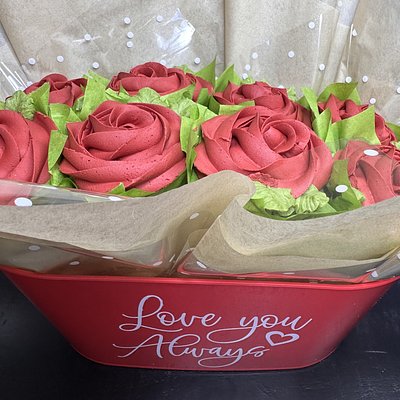8 Deluxe Roses Bouquet In Love You Always Container