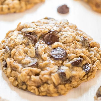 Oatmeal Chocolate Chip Cookies (6 ct)