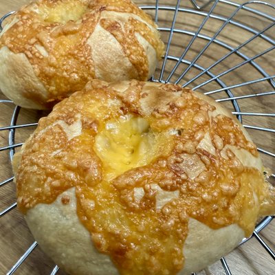 Sourdough Cheddar Bagels - 4 Count 
