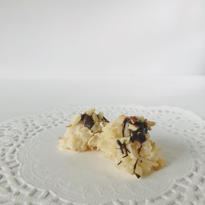 Besitos de coco (coconut macaroon bites) Chocolate Drizzle with Almonds Bag 15 Pieces