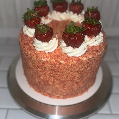 Strawberry Crunch Cake🍓