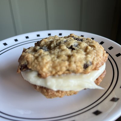Oatmeal Raisin Cream Pie