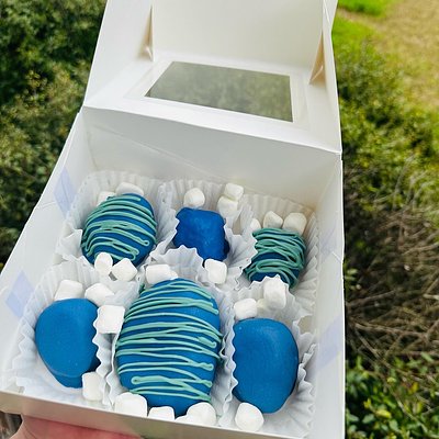 12 Chocolate Covered Strawberries 