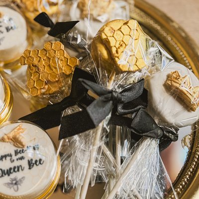 1 Dozen Customized Cake Pops On Stick