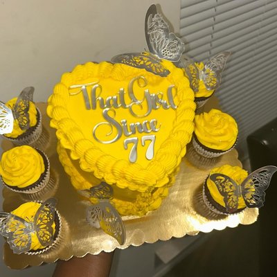 6in Cake; 6 Cupcakes 