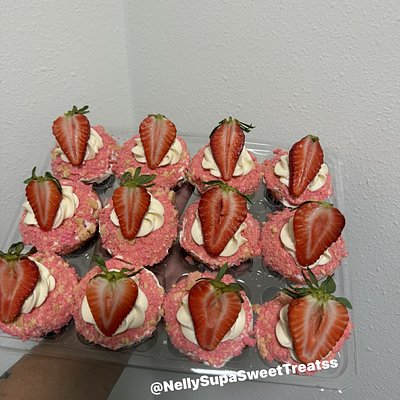 Strawberry Crunch Cupcakes (12 Ct)