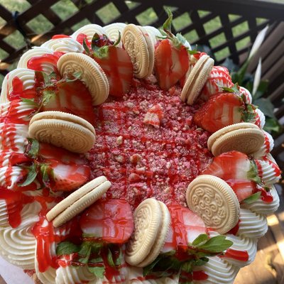 Strawberry crunch cake