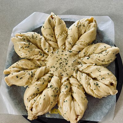 Garlic Herb And Mozzarella Star Bread