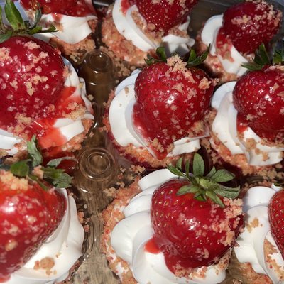 Strawberry Crunch Cupcakes 