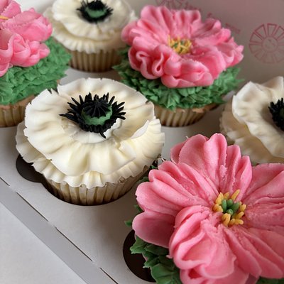 6 Boxed Floral Cupcakes 🌹🌻🌸