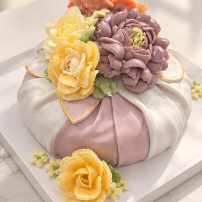 Award-Winning Floral Lucky Pouch Cake