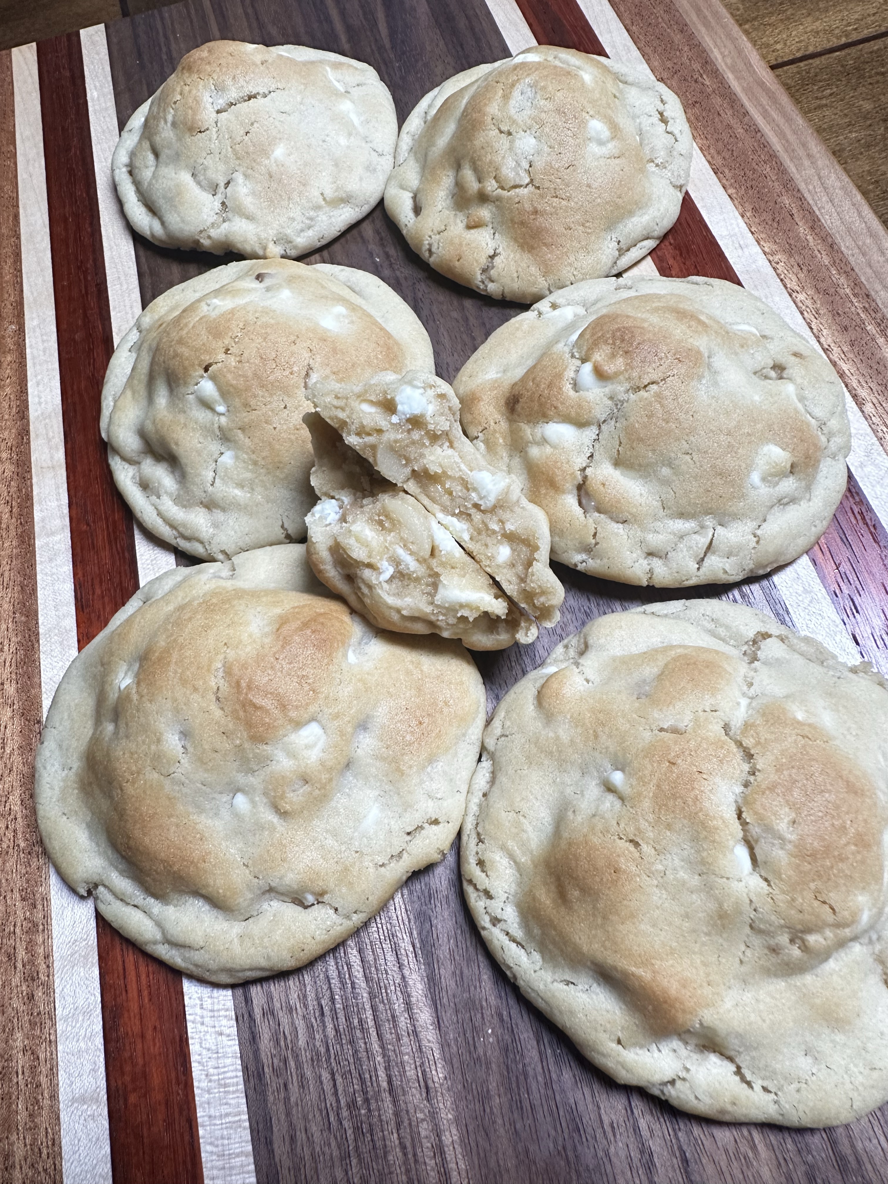White chocolate Macadamia Cookie