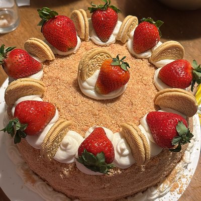 Strawberry Crunch Cake 