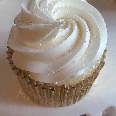 (BUTTER YELLOW) Vanilla Buttercream Cupcakes - 1 Dozen