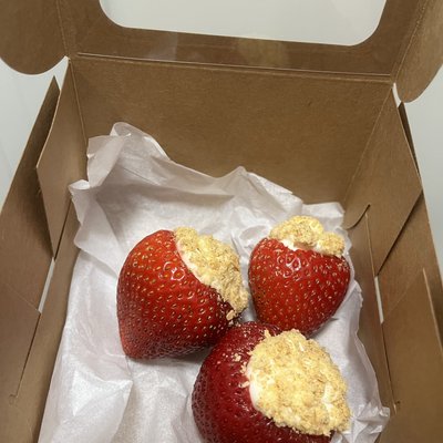 Cheesecake Stuffed Strawberries 