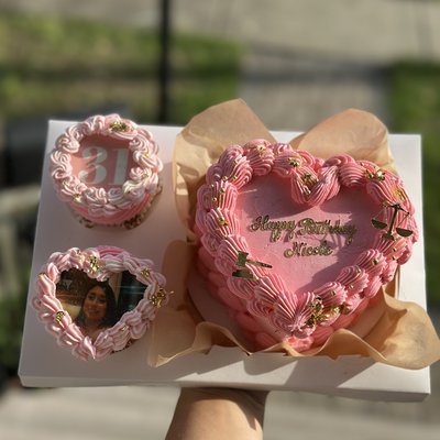Customized Bento Box With 2 Cupcakes