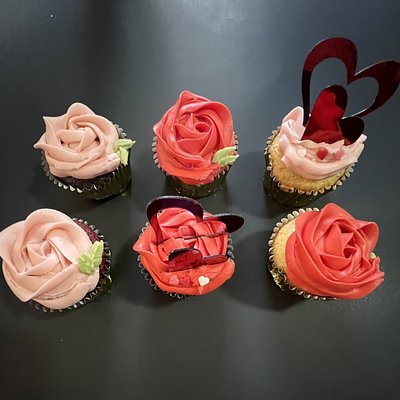 Half A Dozen Floral Cupcakes 