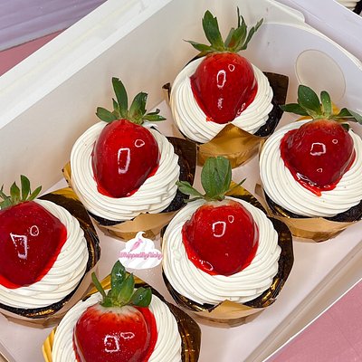 Glazed Strawberry Cupcakes 🍓🧁
