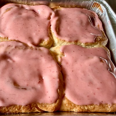 Strawberry Cinnamon Roll w/ Strawberry Icing (4-Pack)