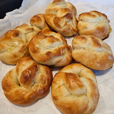 Pretzel Knots