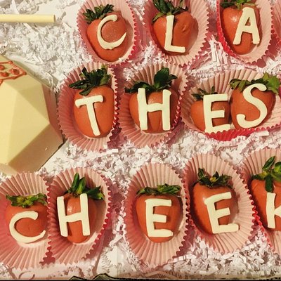 Chocolate Breakable Heart With Dipped Strawberries 