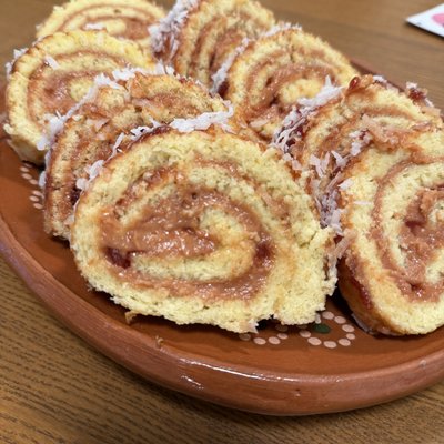 Guava & Cream Cheese Niño Envuelto (8 Slices Per Cake) 