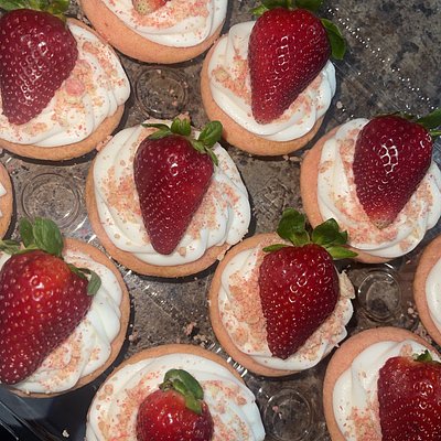 Strawberry Crunch Cupcakes 