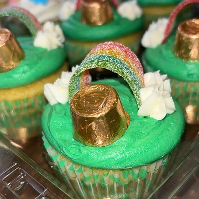 Half Dozen “Pot Of Gold” Cupcakes