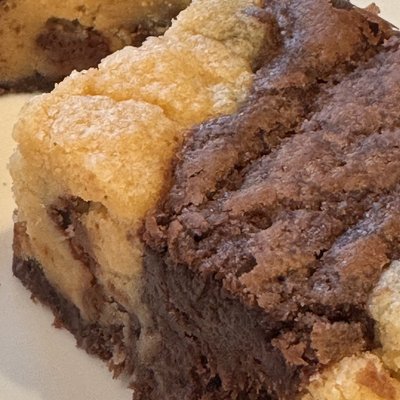 50/50 CHOCOLATE CHIP COOKIE BROWNIE