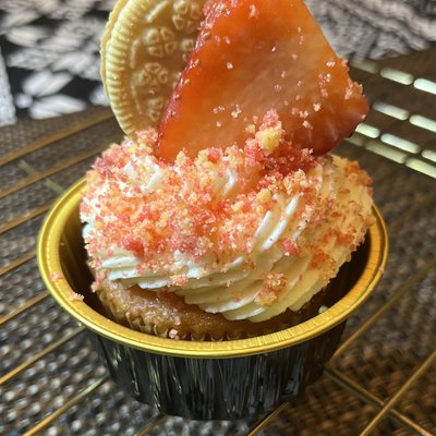 Strawberry Crunch Cupcakes 1/2 Dozen