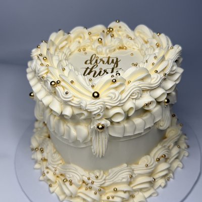 6” Short Heart Vintage Cake