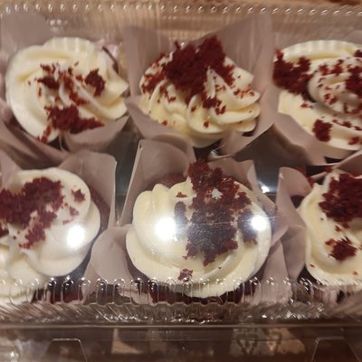 Red Velvet Cupcakes With Cream Cheese Frosting N Mini Cakes 