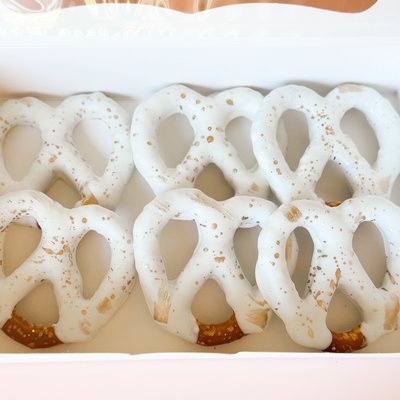 1/2 Dozen Dipped Pretzels
