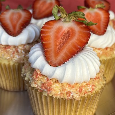 Strawberry Crunch Cupcakes 