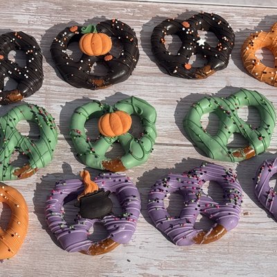 Halloween Chocolate Covered Pretzels (12)