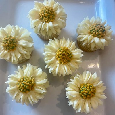 6 Classic Floral Cupcakes