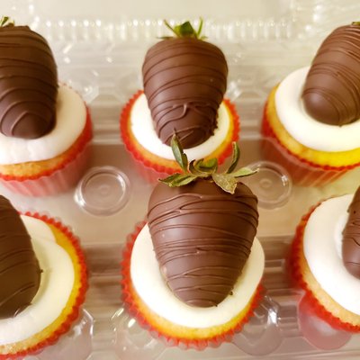 Chocolate Dipped Berry Cupcakes 