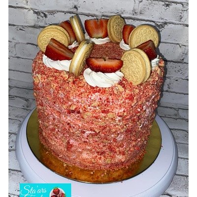 Strawberry Crunch Cake 