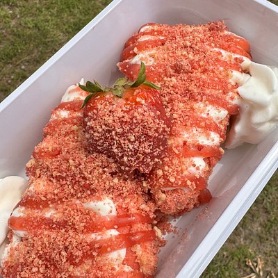 Strawberry Crunch Cake 8in Cir