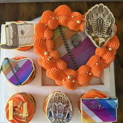 Bento Box Cake + 5 Cupcakes 